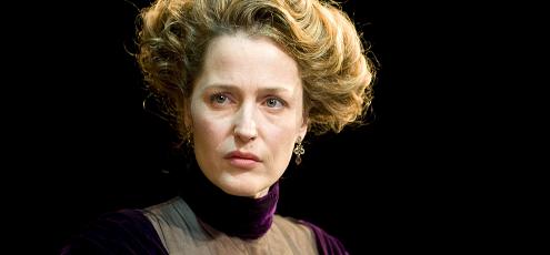 a_dolls_house_gillian_anderson_kveten_2009_a_small.jpg