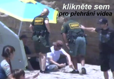 david_duchovny_confronts_photogs_on_the_beach_21_06_2009_video.png