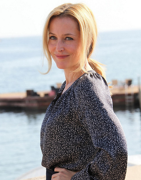 gillian-anderson-cannes-09–10–2012–002-small.png