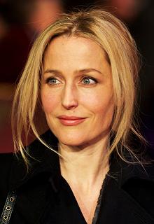 gillian-anderson-london-09–03–2011–005-small.jpg