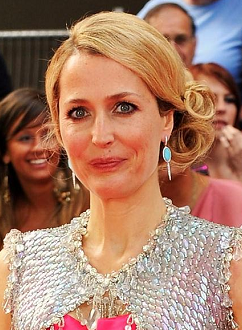 gillian-anderson-london-22–05–2011–003-small.png