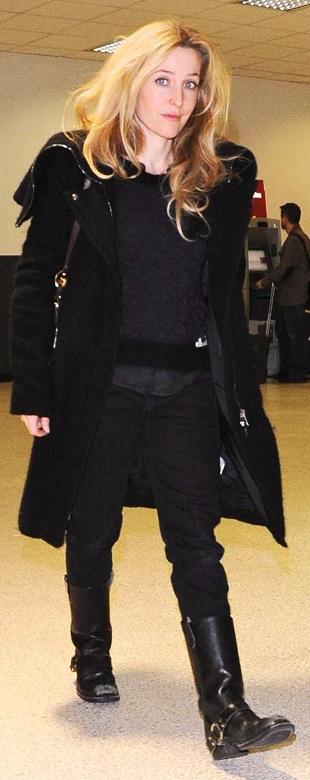 gillian-anderson-los-angeles-international-airport-31–01–2011–001-small.jpg