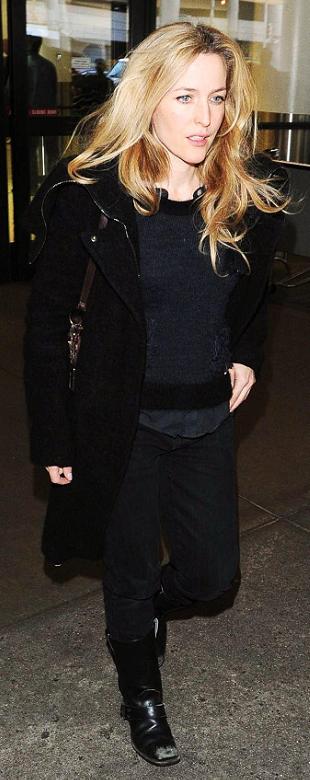 gillian-anderson-los-angeles-international-airport-31–01–2011–002-small.jpg