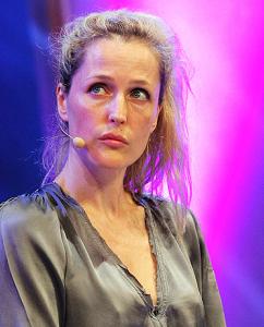 gillian-anderson-wales-05–06–2011–001-small.jpg