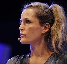 gillian-anderson-wales-05–06–2011–003-small.jpg