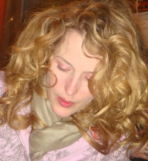 gillian_anderson_blond_dolls_house_cerven_2009_small.jpg