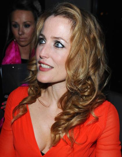 gillian_anderson_laurence_olivier_awards_2010_d_small.jpg