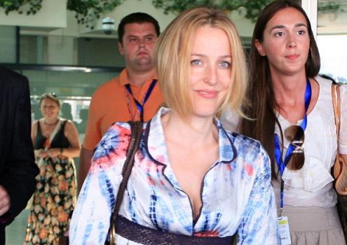 gillian_anderson_letiste_sarajevo_19_08_2009_a_small.jpg