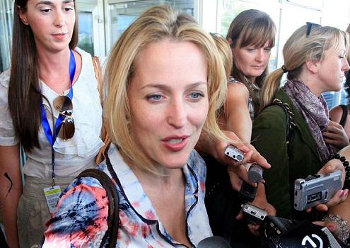 gillian_anderson_letiste_sarajevo_19_08_2009_c_small.jpg