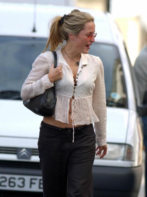 gillian_anderson_paparazzi_pupik_c_small.jpg