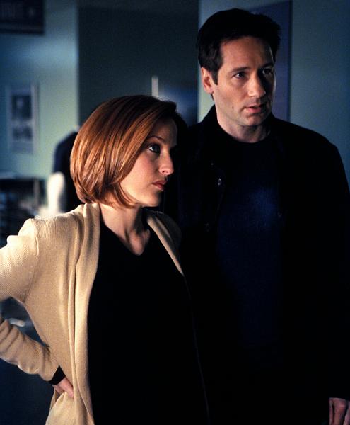 xfiles_alone_promo_gillian_anderson_david_duchovny_small.jpg